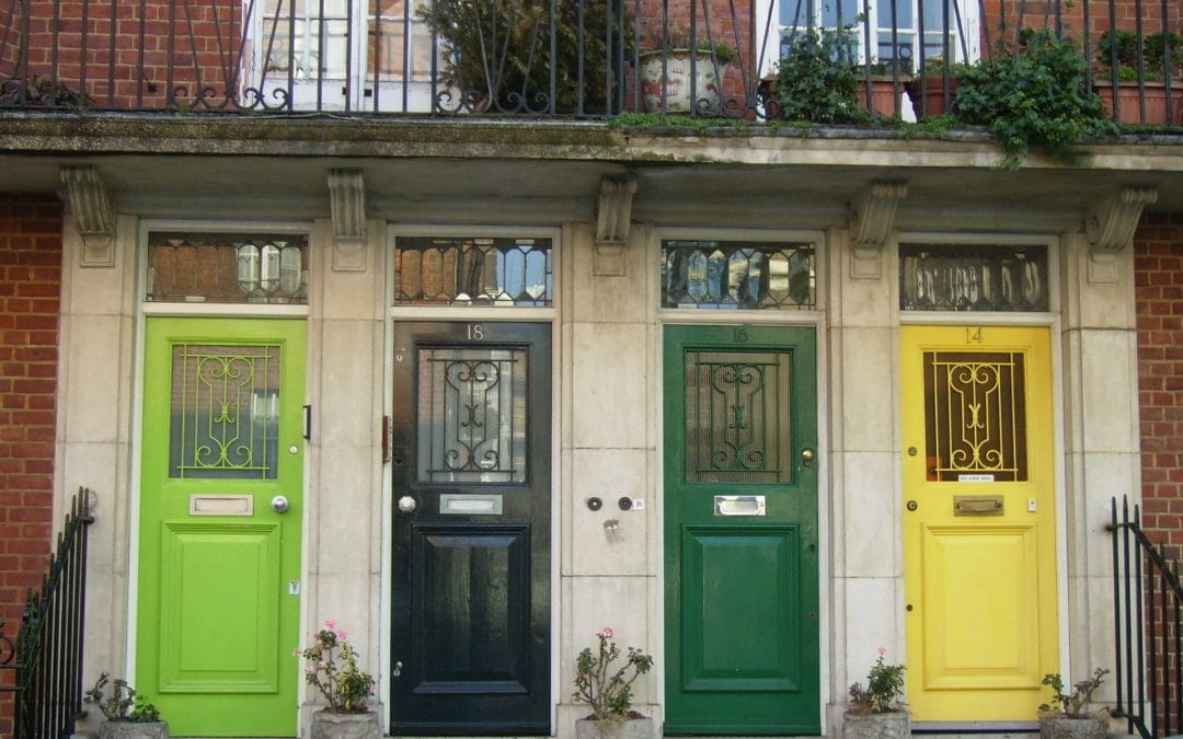 Ce culoare alegi pentru usa de intrare?
