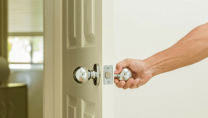 cum sa repari o usa care scartaie