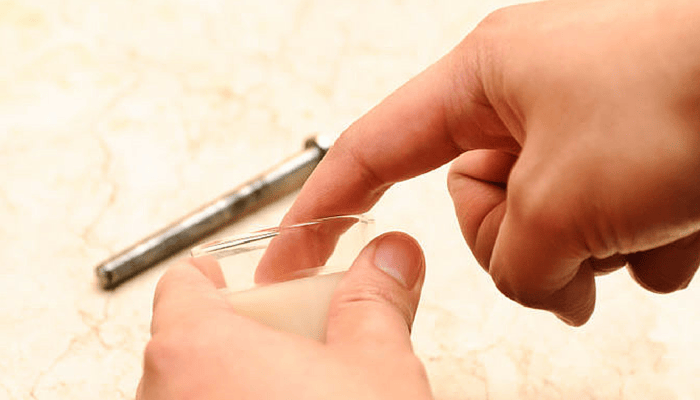 cum sa repari o usa care scartaie