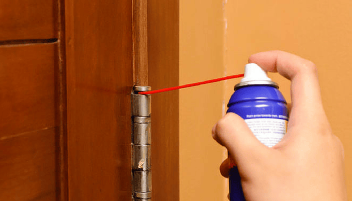 lubrifiant in aerosoli pentru usa care scartaie