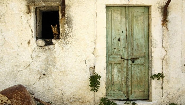 piese de mobilier din usi reciclate