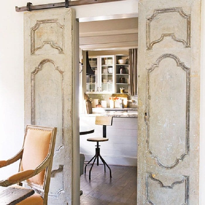 piese-de-mobilier-din-usi-reciclate