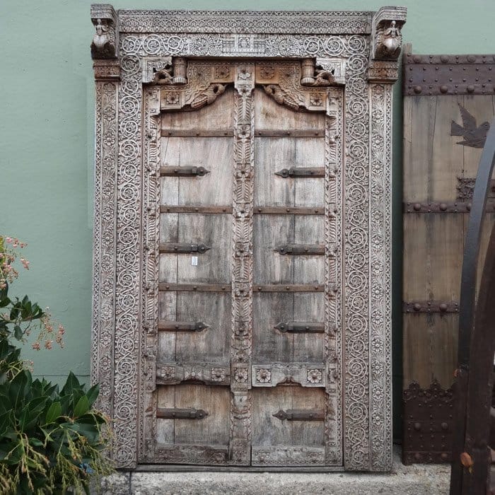 misterul din spatele usilor